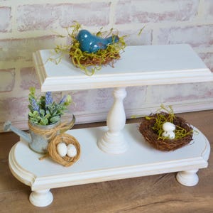 Bandeja de dos niveles estilo granja: soporte para cupcakes de madera blanca envejecida
