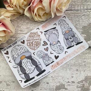 Puede incluir: Una hoja de pegatinas con gnomos con un patrón manuscrito y la cita "No esperes la oportunidad, créala".