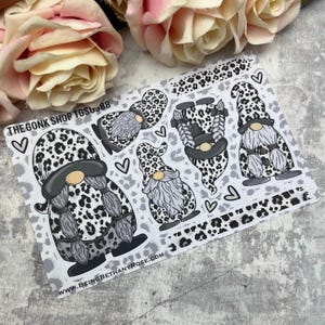 Gnomo/Gonk con estampado de leopardo en blanco y negro - Pegatinas para agenda/diario/bullet journal (TGS0388)