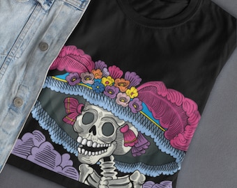 Könnte beinhalten: Schwarzes T-Shirt mit einem farbenfrohen Totenkopf-Design vom Tag der Toten, der einen mit Blumen geschmückten Hut trägt. Der Schädel lächelt und hat einen Skelettkörper.