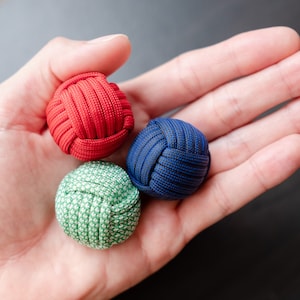 Juego de tres bolas de acero de paracord para lanzar y atrapar