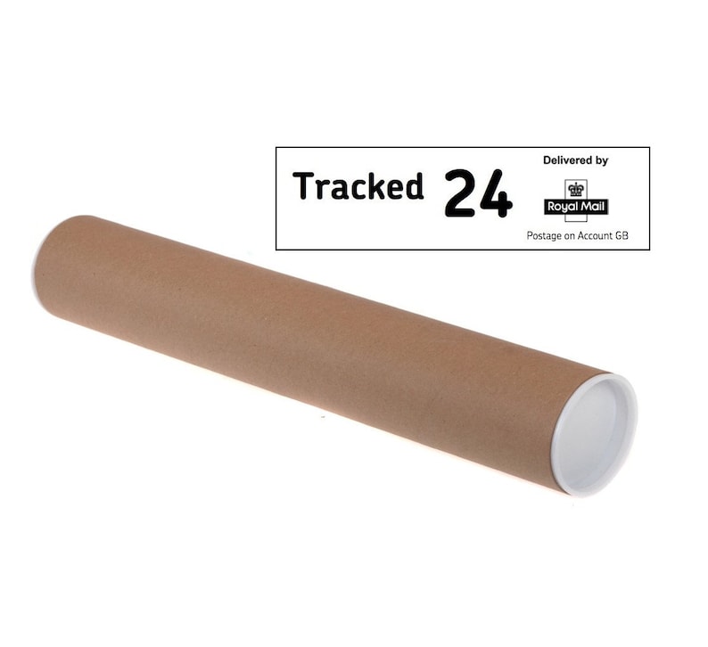 Op de afbeelding: Een bruine kartonnen buis met een witte eindkap. De buis is gelabeld met "Tracked 24" en "Delivered by Royal Mail. Postage on Account GB."