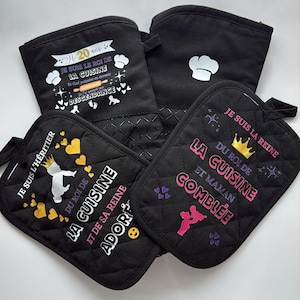 Puede incluir: Guantes de cocina y agarraderas negros con texto en francés y diseños de chef. Un guante dice "Je suis le roi de la cuisine" y otro dice "Je suis la reine". Las agarraderas tienen gráficos de corazón y corona.