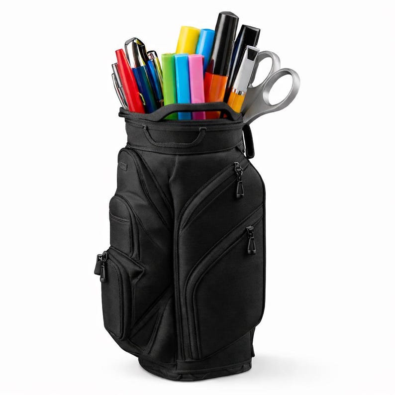 Puede incluir: Una bolsa de golf negra llena de bol&iacute;grafos, rotuladores y unas tijeras. Los bol&iacute;grafos y rotuladores son de varios colores, como rojo, azul, amarillo y rosa. La bolsa tiene m&uacute;ltiples compartimentos con cremallera.