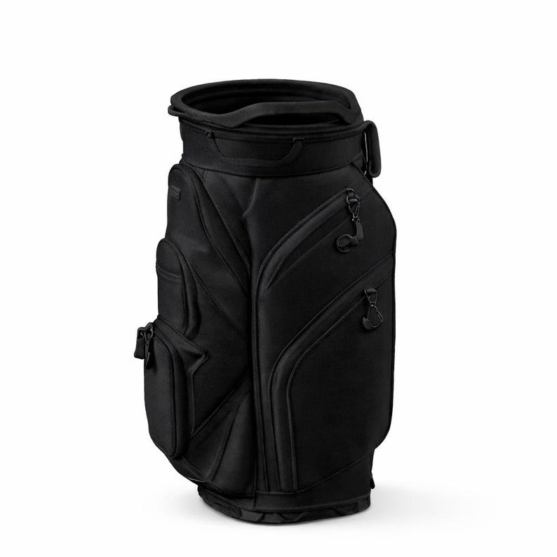 Puede incluir: Una bolsa de golf negra con m&uacute;ltiples bolsillos con cremallera y una abertura superior para palos. La bolsa tiene un dise&ntilde;o estructurado con una base resistente y un asa para facilitar el transporte. La bolsa est&aacute; hecha de un material duradero.