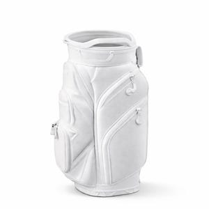 Puede incluir: Una bolsa de golf blanca con m&uacute;ltiples bolsillos y cremalleras. La bolsa tiene un asa en la parte superior y una base estable. Dise&ntilde;ada para transportar palos y accesorios de golf, est&aacute; hecha de un material texturizado.