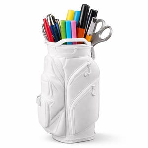 Puede incluir: Un organizador de escritorio blanco con forma de bolsa de golf lleno de bol&iacute;grafos, rotuladores y tijeras. El organizador tiene m&uacute;ltiples bolsillos con cremallera y un asa. Los bol&iacute;grafos y rotuladores son de varios colores, incluyendo rojo, azul, amarillo y negro.