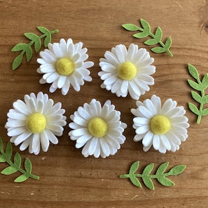 Handmade Felt Daisies with leaves x5, Crafts, Card making, Embellishments, Artificial Flowers, Home Decor,  Crafting Gifts