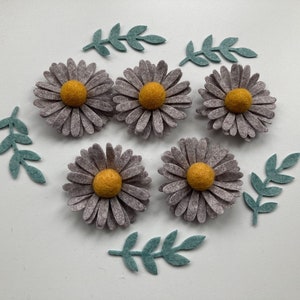 Handmade Felt Daisies with leaves x5, Crafts, Card making, Embellishments, Artificial Flowers, Home Decor,  Crafting Gifts