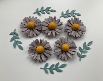 Handmade Felt Daisies with leaves x5, Crafts, Card making, Embellishments, Artificial Flowers, Home Decor,  Crafting Gifts