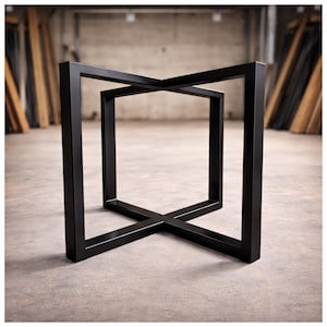 Könnte beinhalten: Ein schwarzes Metall-Tischgestell mit geometrischem Design. Das Gestell besteht aus Vierkantrohren und hat unten eine X-förmige Stütze. Das Gestell ist etwa 61 cm breit und 61 cm lang.