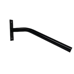 Può includere: Supporto a parete in metallo nero con un braccio curvo che si estende dal muro. Il braccio è lungo circa 45 cm.