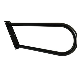 Può includere: Barra di presa in metallo nero con un design a forma di anello arrotondato. La barra è montata a parete con una staffa in metallo nero.