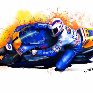 Puede incluir: Una ilustración de acuarela de un piloto de moto con un traje de carreras azul y blanco, conduciendo una moto azul y naranja con el número "1" en el lateral. El fondo es una salpicadura de acuarela amarilla y naranja.