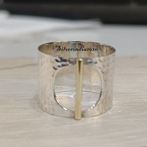 Puede incluir: Anillo de plata con textura martillada y un acento de barra de oro. El anillo est&aacute; inscrito con "Silverindia2020".