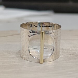 Puede incluir: Anillo de plata con textura martillada y un acento de barra de oro. El anillo est&aacute; grabado con el texto "Silverindia2020".