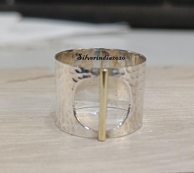 Puede incluir: Anillo de plata con textura martillada y un acento de barra de oro. El anillo est&aacute; grabado con el texto "Silverindia2020".