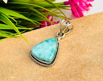 三角形のラリマーネックレス | 天然宝石ペンダント | ハンドメイド