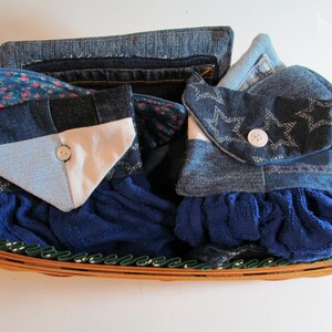 Puede incluir: Una cesta de tela de patchwork azul y blanco con un forro de tela de punto azul. La cesta está llena de recortes de tela vaquera, algunos de los cuales se han cosido en pequeñas bolsas con botones.