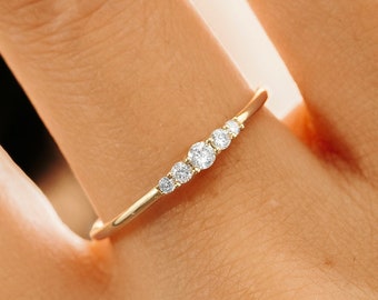 5 Stone Graduated Diamond Ring, Solid Gold Wedding Ring, Stackable Diamond Ring, Dainty Diamond Ring, Minimalist Diamond Ring, Aurora