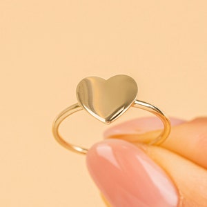 Anel de coração de ouro maciço 14k, anel inicial de ouro, anel de ouro gravável, anel personalizado, anel de letra personalizado, anel de sinete, anel mindinho, Kate