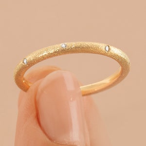 14K sandgestrahlter Golddiamantring, Mattgold-Ehering, handgebürsteter Ring, Stapelring, 14k massiv Rose, Weiß, Gelbgold, Rabe