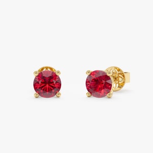 Peut inclure: Une paire de boucles d'oreilles en or avec des pierres rondes rouges.