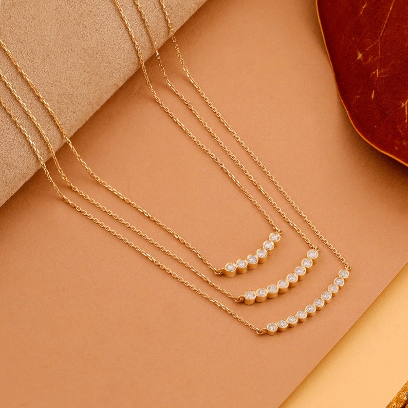 14k Solid Gold Diamond Bezel Bar Necklace, Dainty Curved Diamond Bar Necklace, Sparkly Solid Gold Chain, Rose, White, Yellow Gold, Camila afbeelding 1