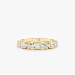Könnte beinhalten: Ein goldener Ring mit einem sich wiederholenden Muster aus abwechselnd rechteckigen und runden Diamanten. Der Ring ist mit mehreren Diamanten besetzt und hat eine polierte Oberfläche. Der Ring ist mit "14K" markiert.