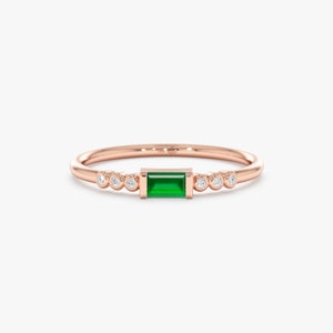 natural emerald stone with diamonds in rose gold ring