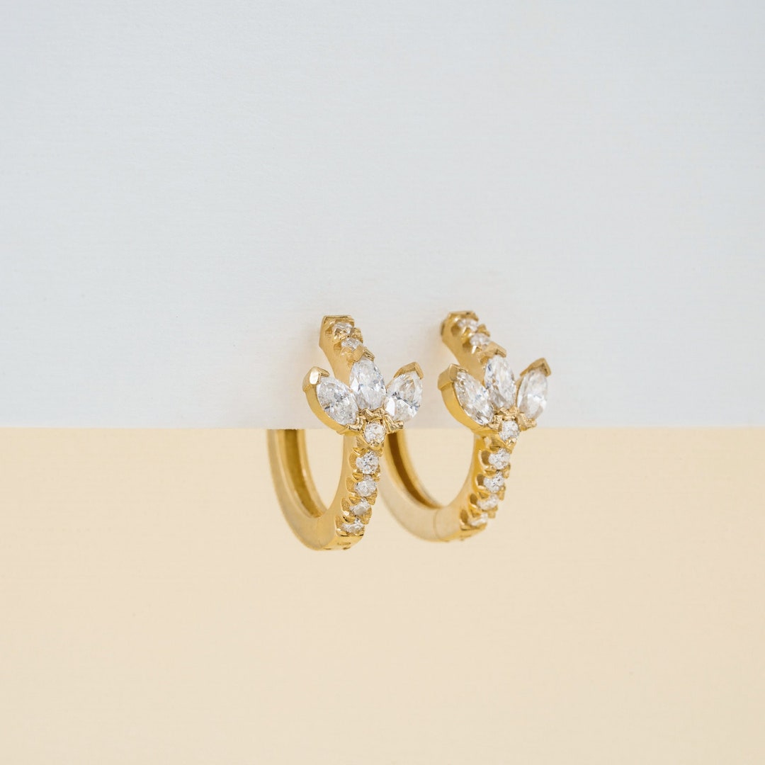 Boucles d'oreilles huggies avec pierre marquise