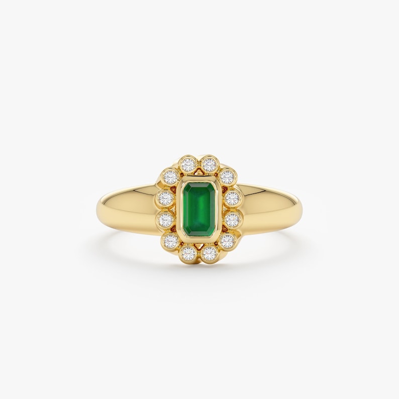 emerald ring in solid gold with diamond bezel halo