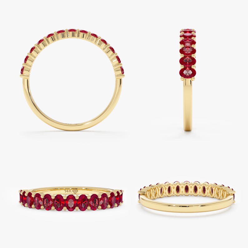 K&ouml;nnte beinhalten: Ein goldener Ring mit einer Reihe oval geschliffener, leuchtend roter Edelsteine. Das Band des Rings ist aus poliertem Gold, und die Edelsteine sind eng aneinander gesetzt, wodurch eine durchgehende Farblinie entsteht. Der Ring wird aus mehreren Blickwinkeln gezeigt.