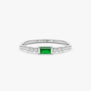 white gold ring with natural emerald and white diamonds