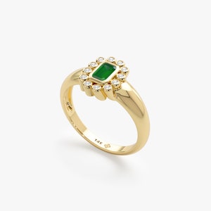 natural emerald and natural diamonds ring