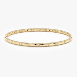Puede incluir: Un brazalete dorado con detalles en forma de estrella y peque&ntilde;as gemas transparentes. El brazalete tiene un acabado liso y pulido y un patr&oacute;n decorativo cerca del cierre. Esta elegante joya es adecuada para el uso diario o para ocasiones especiales.