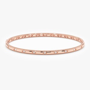 Puede incluir: Brazalete de oro rosa con detalles de diamantes en forma de estrella. El brazalete presenta un acabado liso y pulido y un delicado dise&ntilde;o grabado en los bordes. Una joya cl&aacute;sica.