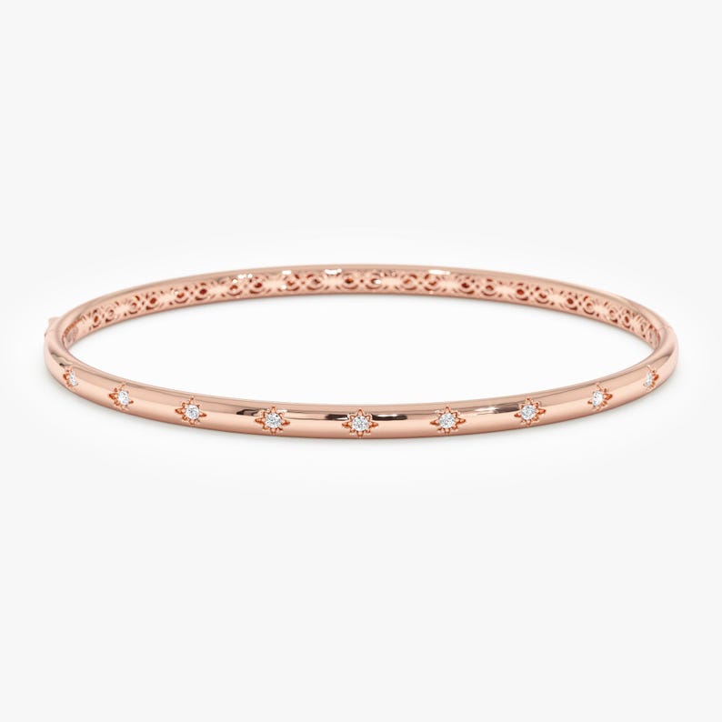 Puede incluir: Brazalete de oro rosa con detalles de diamantes en forma de estrella. El brazalete presenta un acabado liso y pulido y un delicado dise&ntilde;o grabado en los bordes. Una joya cl&aacute;sica.