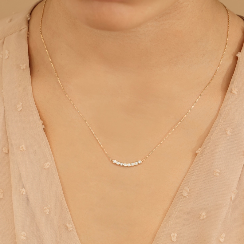 14k Solid Gold Diamond Bezel Bar Necklace, Dainty Curved Diamond Bar Necklace, Sparkly Solid Gold Chain, Rose, White, Yellow Gold, Camila afbeelding 3