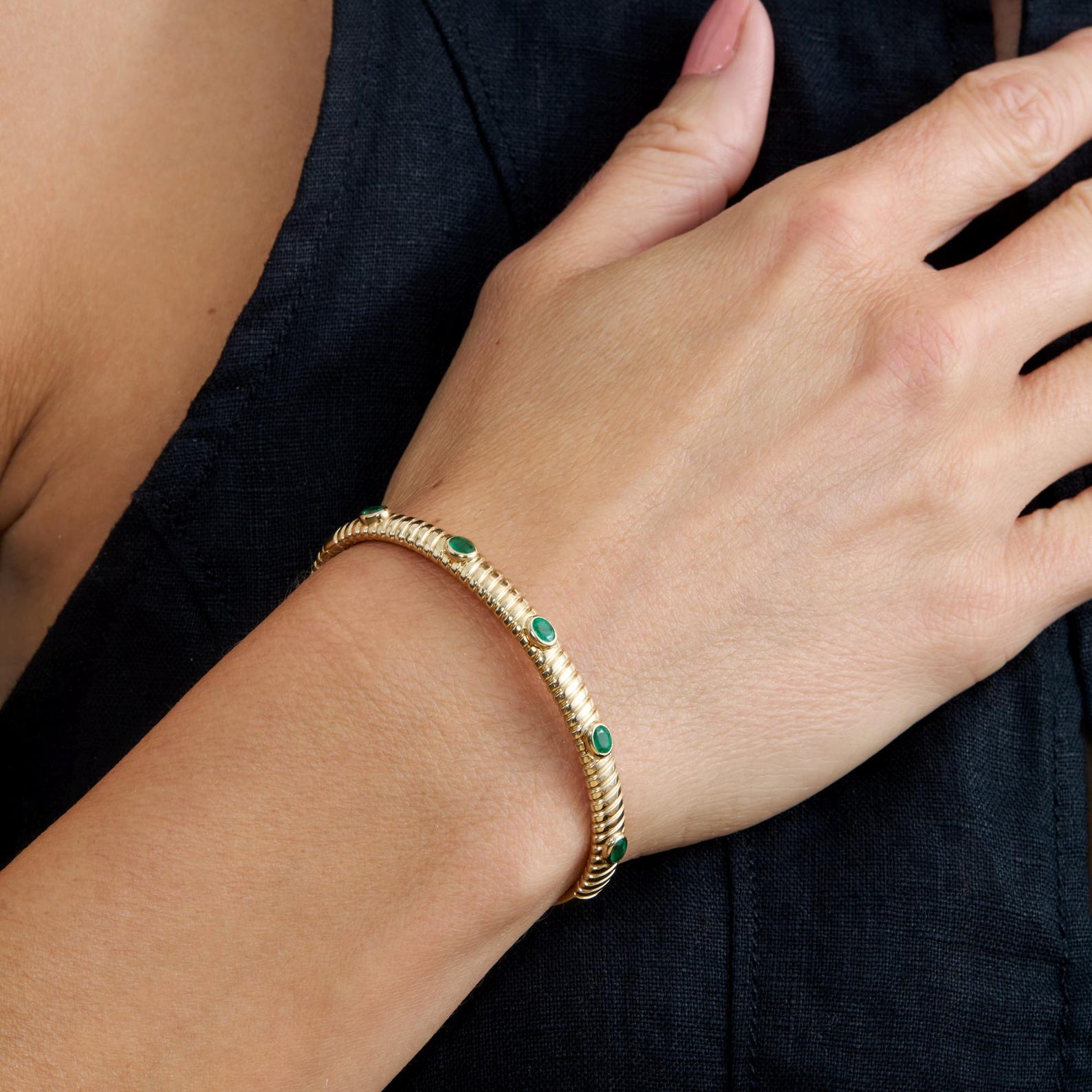 14k Gold Ribbed Emerald Bangle, Solid Gold Bracelet, Natural Oval-cut ...