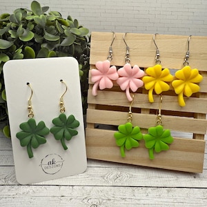 Shamrock St. Patrick&#39;s Day Lucky Four Leaf Clover Holiday Hypoallergenic Dangle Resin Earrings