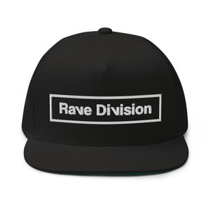 Op de afbeelding: Zwarte pet met platte klep met de tekst "Rave Division" in het wit geborduurd in een witte rechthoekige rand. De pet heeft een groene onderkant op de klep.