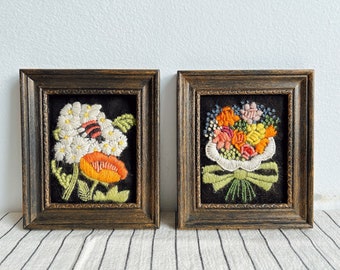Broderie Crewel Florale Années 70 - Cadre Bois - Art Mural Vintage - Fait Main