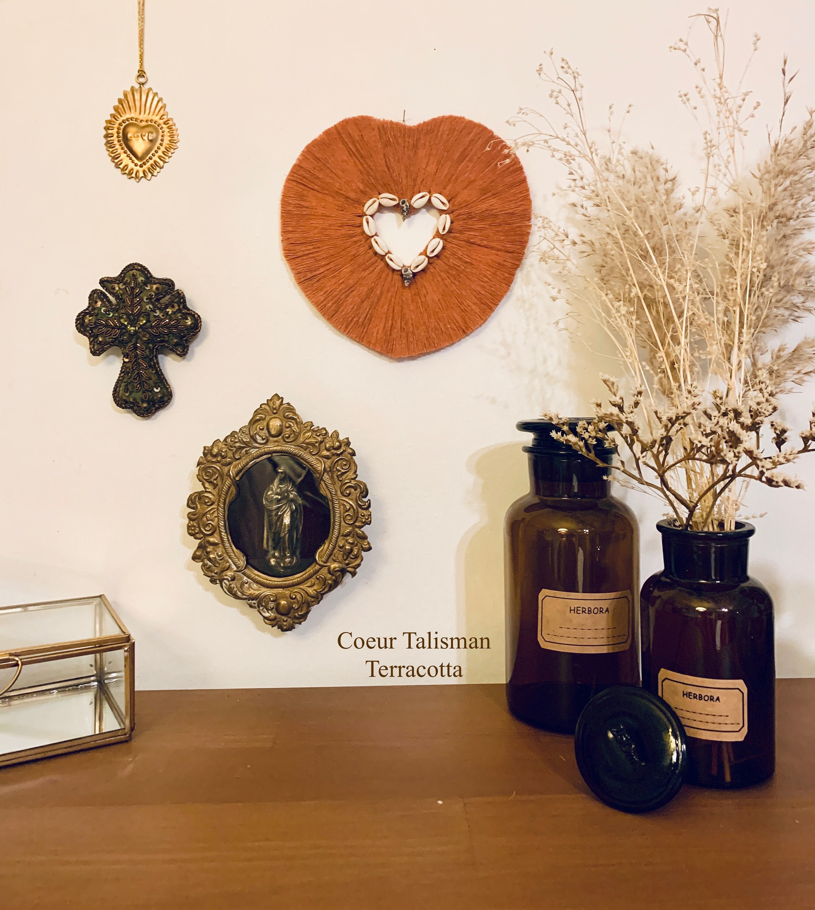 Décoration Murale Coeur en Macramé avec Cauris Talisman