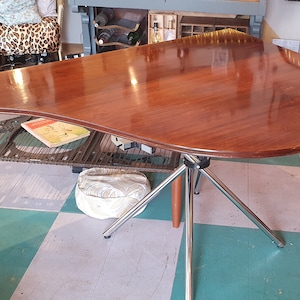 Mesa de piano de media cola.