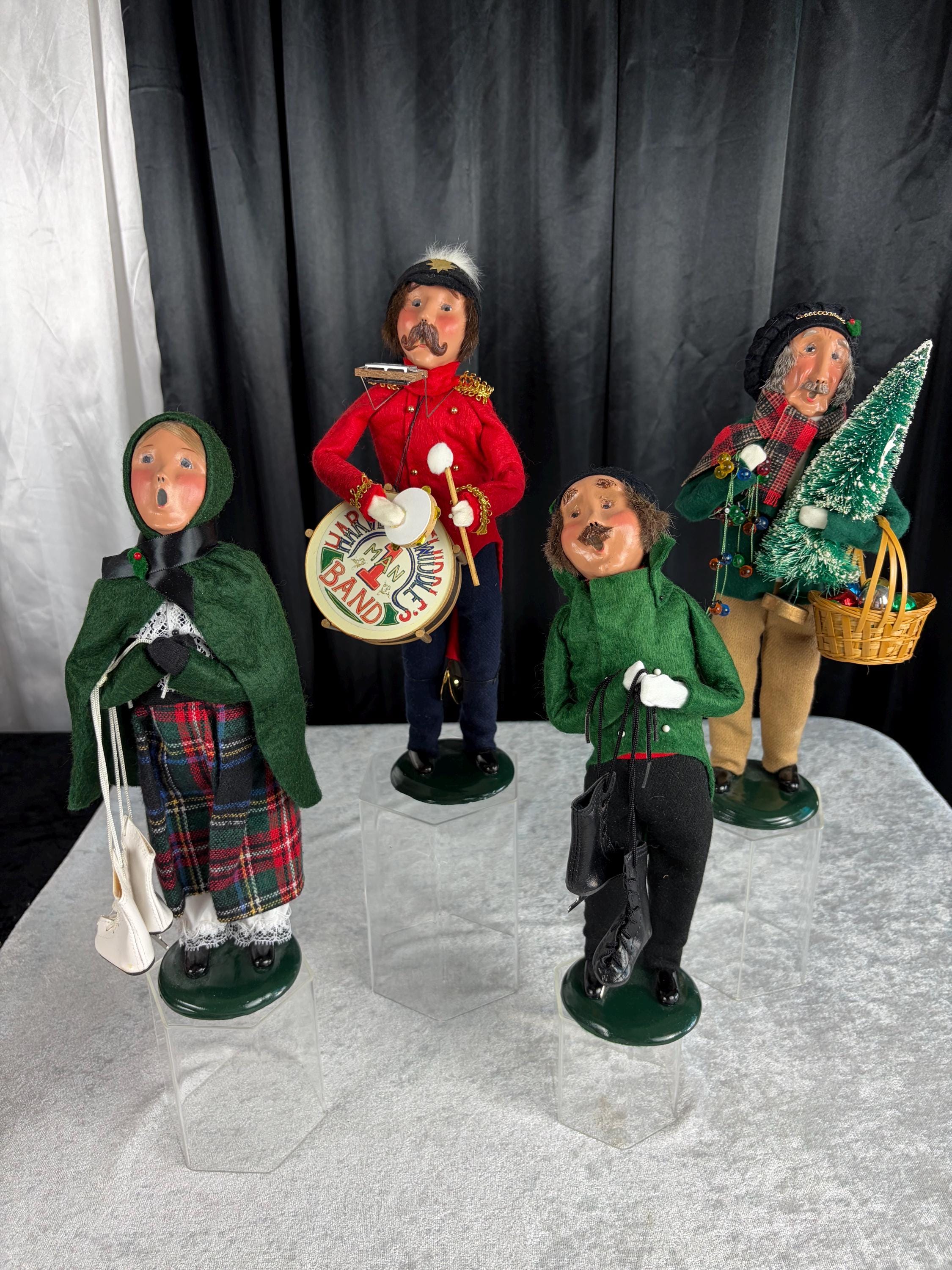 The Grand Holiday Gallery: 16-Piece Byers' Choice Collection