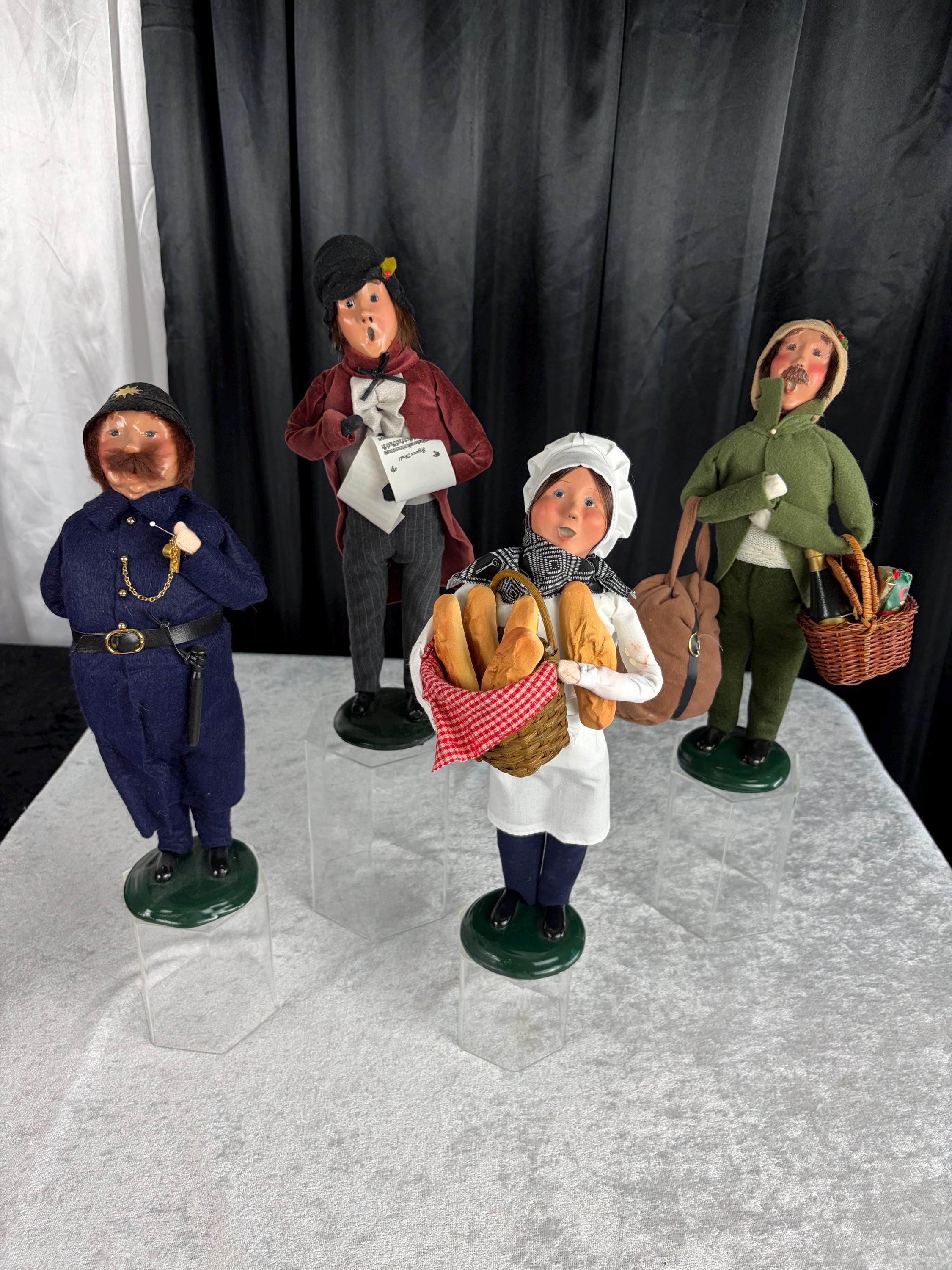 The Grand Holiday Gallery: 16-Piece Byers' Choice Collection