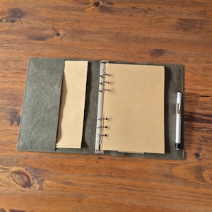 Minimalistischer, handgefertigter Ordner aus waschbarem Papier, individuell gestaltbar, vegan