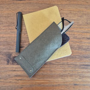 Minimalistische, aanpasbare brillenkoker, handgemaakt van plantaardig vilt en wasbaar papier, milieuvriendelijk, veganistisch, gepersonaliseerd cadeau