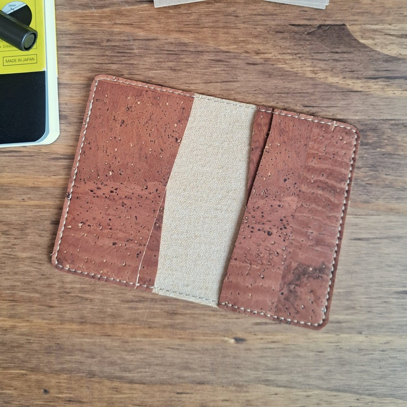 Porte-cartes de visite végan fait à la main tissu de liège, Cadeau personnalisable CINNAMON